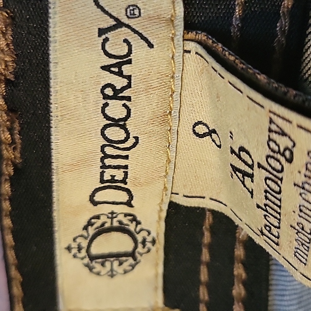 Democracy Dark Blue Embroidered Cropped Jeans Super CUTE!!!👖 - Picture 3 of 4